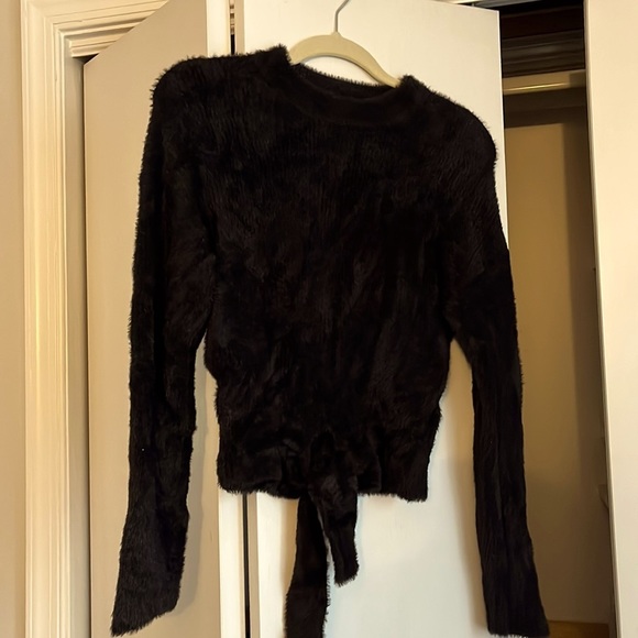 EXPRESS‎ a black fluffy crop sweater - Picture 1 of 3